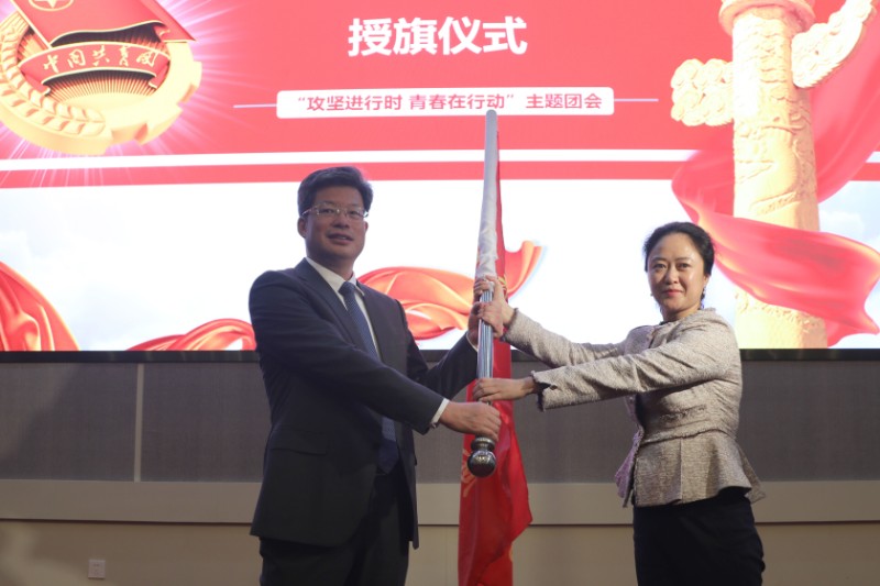 图一：地委书记苏春雨（左）向青春兴安宣讲团授旗