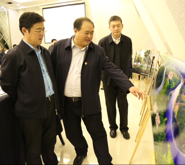 图二：地委副书记、行署专员、林管局局长李大义（左一）在阿木尔林业局调研了解旅游情况