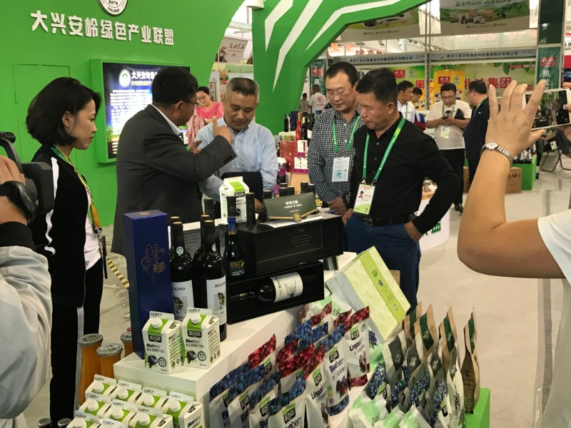 图十二：绿色产业联盟加盟企业参加绿博会