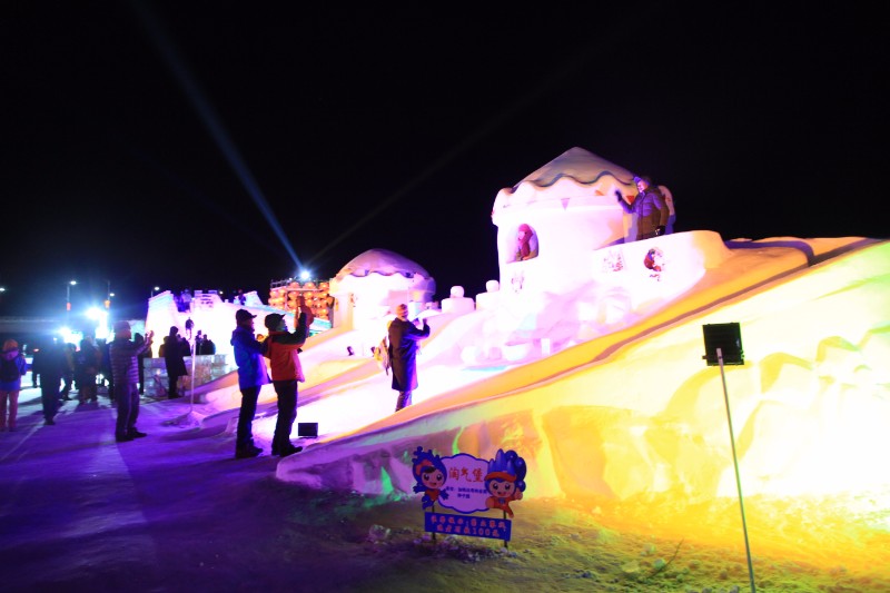 图十八：兴安冰雪乐园里美轮美奂的冰雪雕作品吸引了人们驻足 崔健摄