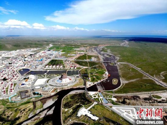 图为航拍青海湖北岸湟鱼家园及草原。(资料图) 赵凛松 摄